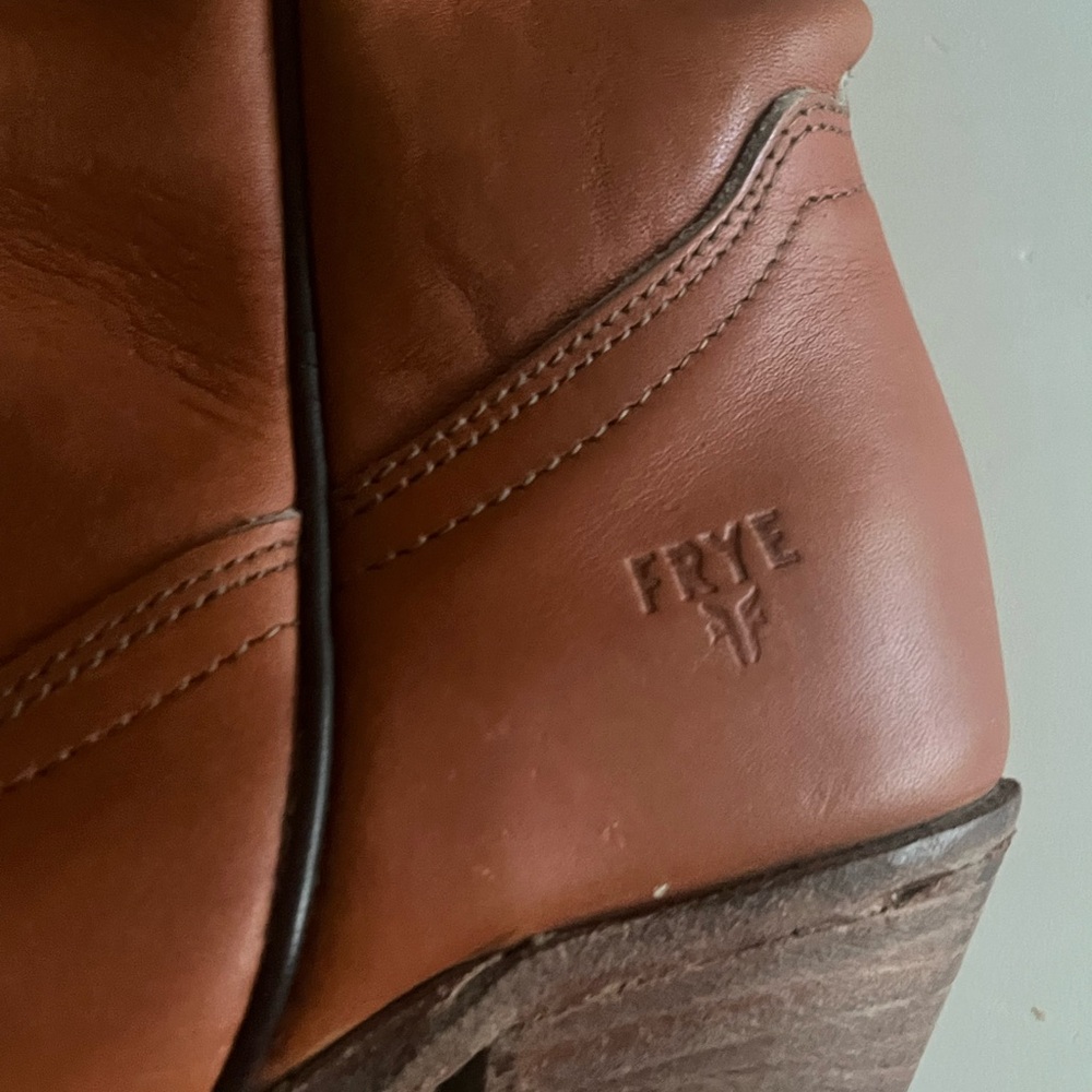 Women’s size 7 frye boots good condition